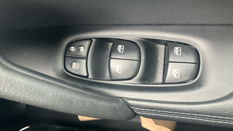 Nissan Qashqai 1.3 DiG-T N-Connecta 5dr Petrol Hatchback